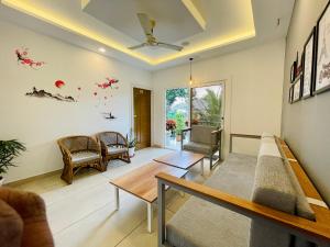 un soggiorno con divano e tavolo di Oceana Hills Residency a Alleppey