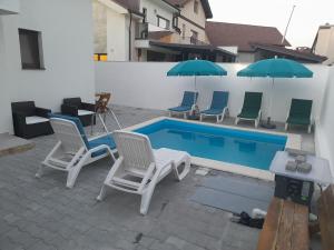 Бассейн в Casa Hanea & SPA piscina exterioara incalzita ,sauna, jacuzzi privat in fiecare apartament или поблизости