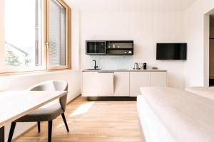 A kitchen or kitchenette at LOOMZ living Self-check-in