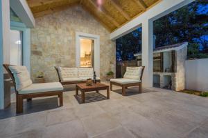 d'une terrasse avec deux chaises et une table. dans l'établissement LUXURY VILLA AENONA, à Zaton