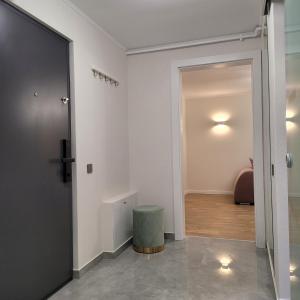 un corridoio con porta che conduce a una camera di Hermann Apartment a Cluj-Napoca