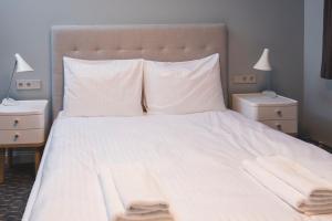 A bed or beds in a room at Roze Park Rooms