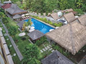 Sima Hotel Kuta Lombok في كوتا لومبوك: اطلالة جوية على منتجع مع مسبح