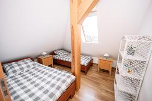 Apartament Pastorówka房間的床