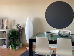 une salle à manger avec une table verte et des chaises blanches dans l'établissement Oporto beach apartment, à Matosinhos