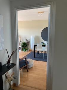 - un salon avec une table et une salle à manger dans l'établissement Oporto beach apartment, à Matosinhos