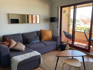 - un salon avec un canapé bleu et une table dans l'établissement Oporto beach apartment, à Matosinhos