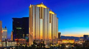 un grand bâtiment de grande hauteur dans une ville la nuit dans l'établissement Jet Luxury Elite at The Signature, à Las Vegas