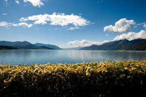 uma vista para um lago com montanhas ao fundo em Casa Dolce em Luino