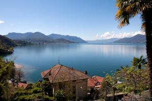 uma vista para um grande corpo de água com uma casa em Casa Dolce em Luino