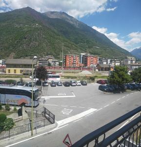 un parcheggio con città e montagna di Casa BRUMANA a Tirano