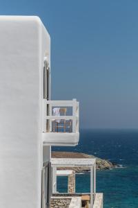 - une vue sur l'océan depuis le côté du bâtiment dans l'établissement Mykonos Esti Luxury Villas, à Agios Ioannis Mykonos