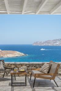 d'une terrasse avec vue sur l'océan. dans l'établissement Mykonos Esti Luxury Villas, à Agios Ioannis Mykonos