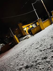 una pista innevata di fronte a un edificio di notte di Casa tafi a Tafí del Valle