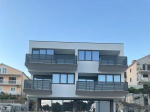 un edificio con balcones en un lateral en Sandi Hvar Apartments, en Hvar