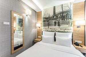 A bed or beds in a room at Hotel Wieniawski