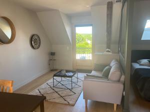 Un lugar para sentarse en Appartements Domaine Gueguen Chablis