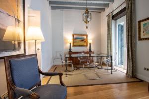 A seating area at Museum Duplex and Patios, Historical Center, 8 pax