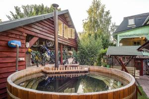 uma piscina de água em frente a um edifício com bicicletas em Páros faház em Balatonföldvár