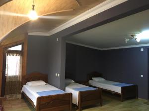 sypialnia z 2 łóżkami i sufitem z oknem w obiekcie Guest House Roman/Gonio w mieście Gonio