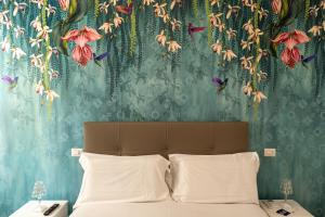 um quarto com uma cama com papel de parede floral em Relais Vittorio Veneto - Luxotel & Apartotel em Salerno