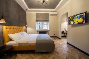 - une chambre avec un grand lit et une fenêtre dans l'établissement Idea Design Apart-Hotel Prorizna, à Kiev