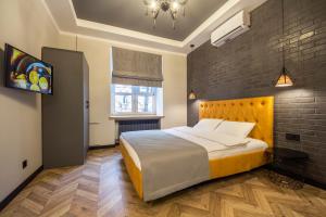 - une chambre avec un grand lit et une fenêtre dans l'établissement Idea Design Apart-Hotel Prorizna, à Kiev