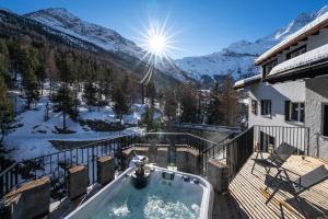 uma piscina numa varanda com uma montanha em Boutique Hotel La Gorge em Saas-Fee