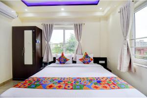 FabHotel Anchorage Inn - Nr Axis Mall में एक कमरे में एक या कई बेड