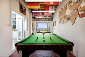 une salle de billard avec un billard vert dans l'établissement The Old Coastguard Station, à Falmouth