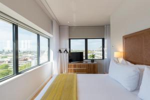 Tempat tidur dalam kamar di PREMIER SUITES Rotterdam