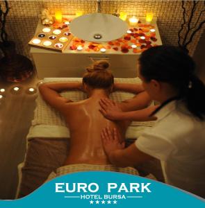 伯萨Euro Park Hotel Bursa的躺在房间里床的男人和女人