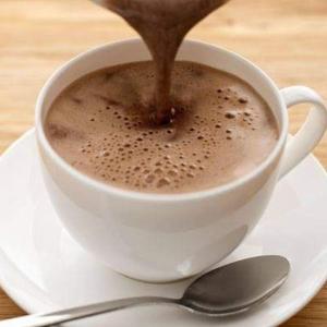 une tasse de café sur une assiette blanche avec une cuillère dans l'établissement Hotel Colonial Inn, à Barranquilla