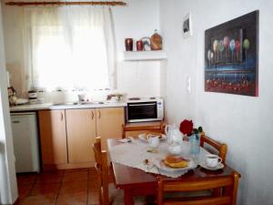 A kitchen or kitchenette at ΤΟΥΡΙΣΤΙΚΕΣ ΕΠΙΠΛΩΜΕΝΕΣ ΚΑΤΟΙΚΙΕΣ φροσω χωριατη