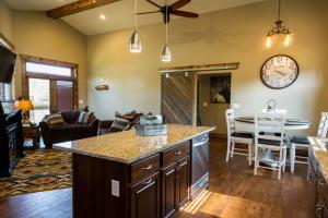 een keuken en een woonkamer met een tafel en een klok bij Spacious 2nd story loft with awesome views in Estes Park