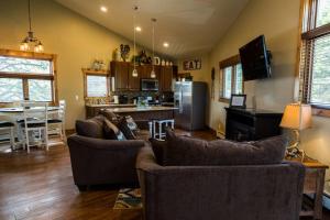 een woonkamer met 2 banken en een keuken bij Spacious 2nd story loft with awesome views in Estes Park