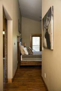 een slaapkamer met een bed met een hertenverf aan de muur bij Spacious 2nd story loft with awesome views in Estes Park