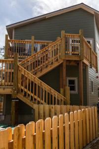 een huis met een houten terras en een hek bij Spacious 2nd story loft with awesome views in Estes Park