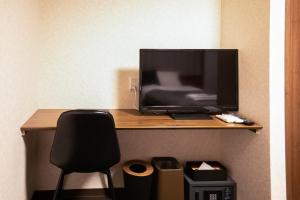 un monitor per computer seduto su una scrivania con sedia di Bright Hotel Kiyomizu - Vacation STAY 71447v a Kyoto