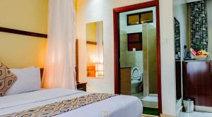 เตียงในห้องที่ Millsview Hotels in Kisumu