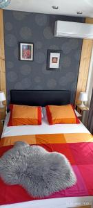 1 dormitorio con 1 cama con un edredón colorido en Apartment Travel hub ***, en Varaždin