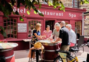 Oaspeți care stau la Logis Hotel, restaurant et spa Le Relais De Broceliande