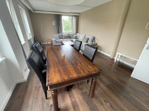 uma sala de estar com uma mesa de madeira e um sofá em TopSleep Apartments 26-1 em Arnhem