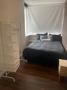 um quarto com uma cama e uma estante de livros em TopSleep Apartments 26-1 em Arnhem