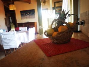 une corbeille de fruits assise sur une table dans l'établissement Casamare Hotel, à San Vincenzo