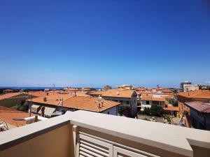 d'un balcon offrant une vue sur la ville. dans l'établissement Casamare Hotel, à San Vincenzo