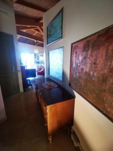 Cette chambre dispose d'un bureau en bois sur un mur. dans l'établissement Casamare Hotel, à San Vincenzo