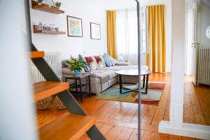 a living room with a couch and a table at Traumhaft wohnen in Jugendstilvilla in Speyer