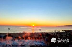 una puesta de sol sobre el océano con el sol en el cielo en Panorama Hotel - Free EV Charging Station, en Varna