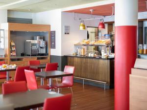 The lounge or bar area at ibis Fribourg